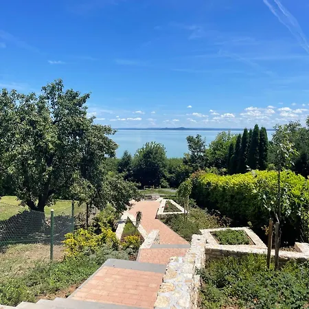 Dom wakacyjny Topart Vendeghaz Balatongyoeroek, Lakeside House